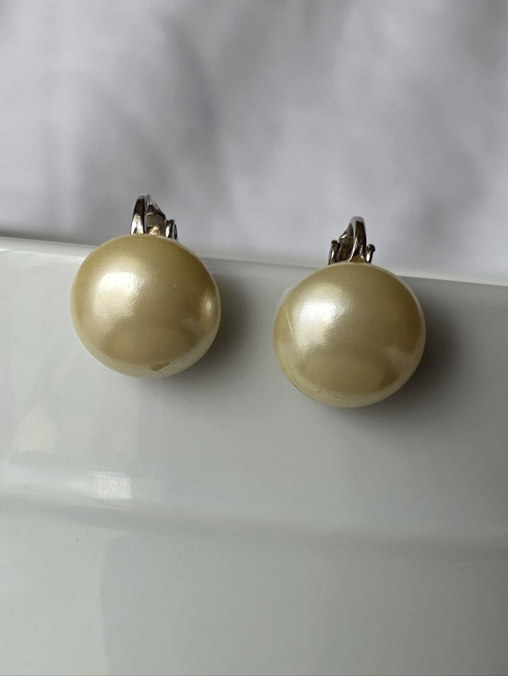 Vintage 1970s Sarah Coventry Faux Mabe Pearl Button Clip-on Earrings Silver Tone